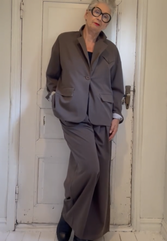 Kostymen! Kort over size kavaj polyester 1995kr byxa 36/38 40/42 1495kr grå , nougatbrun